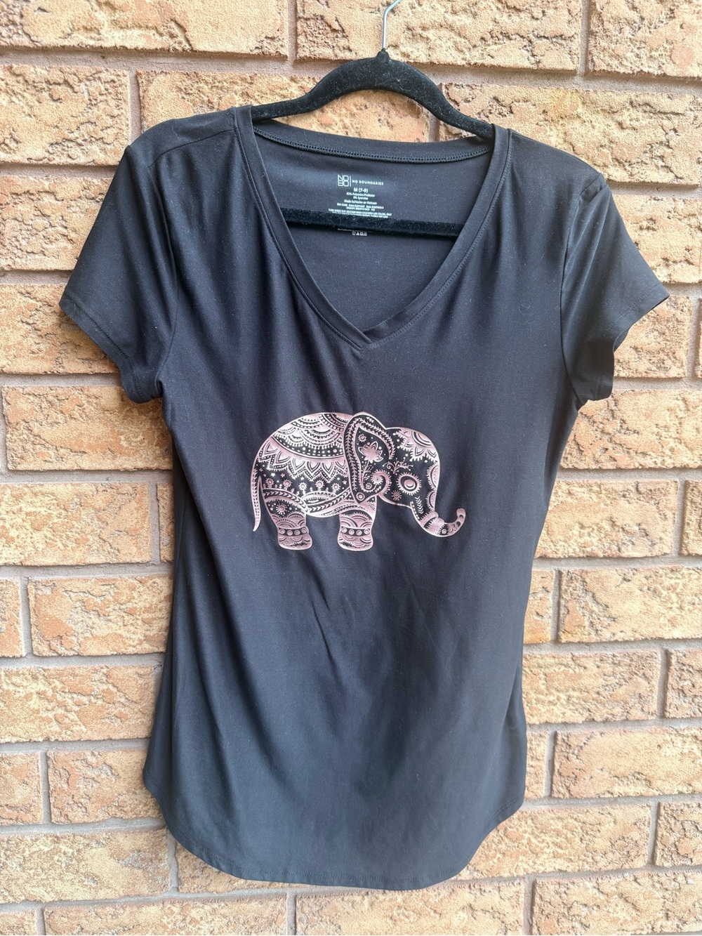 💫10/$25 • No Boundaries Elephant Print V-Neck T-Shirt
